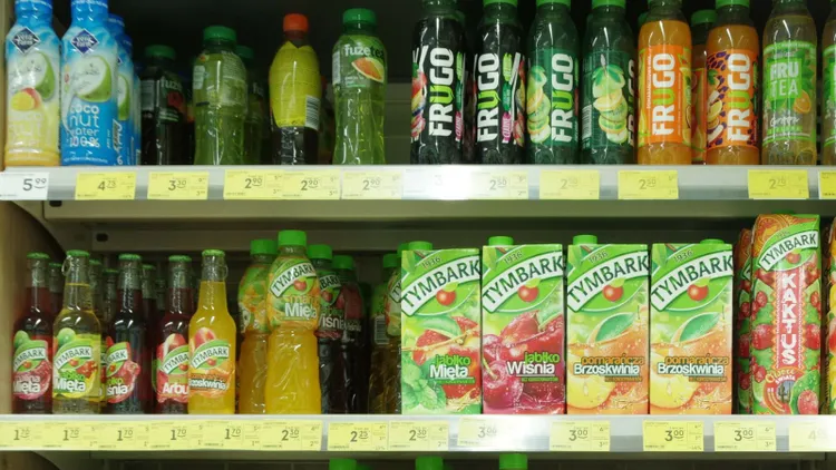 Co się dzieje z napisami pod kapslami napojów Tymbark? Internauci zaniepokojeni, są nieoficjalne informacje