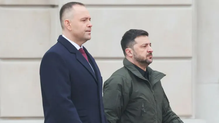 Takie są wypłaty Nawrockiego i Zełenskiego. Wiadomo, który prezydent zarabia więcej