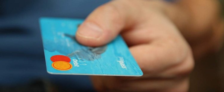 Polacy masowo rezygnują z lokat. Pieniądze z banków jednak nie znikają