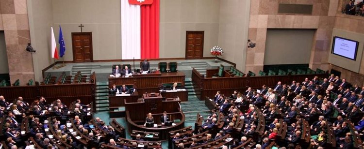 Sejmowy absurd z kontrowersyjnym podatkiem w tle. Posłowie chcieli poprawić ustawę, której nie ma