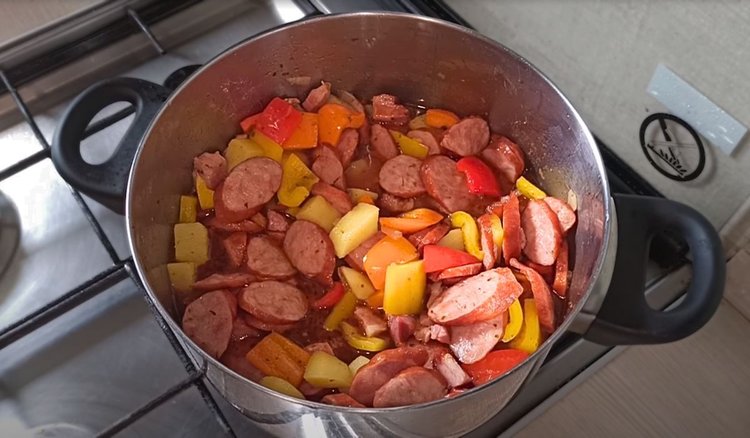 Wrzucam wszystko do jednego garnka i gotuję. Po chwili mam obiad na 2 dni, mąż ciągle prosi o dokładki