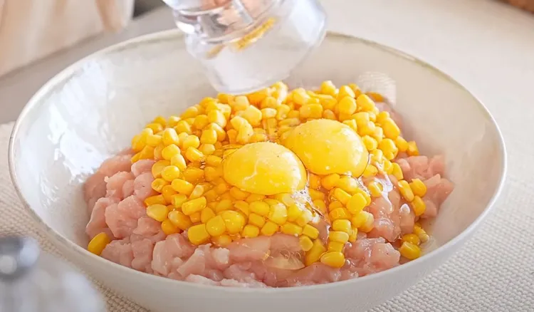 Do pokrojonego kurczaka daj kukurydzę i jajka. Ten obiad to mistrzostwo świata