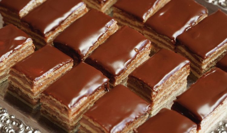 Niezawodne, kakaowe ciasto bez pieczenia. Przygotujesz je szybko, a jeszcze szybciej zniknie z talerzyków
