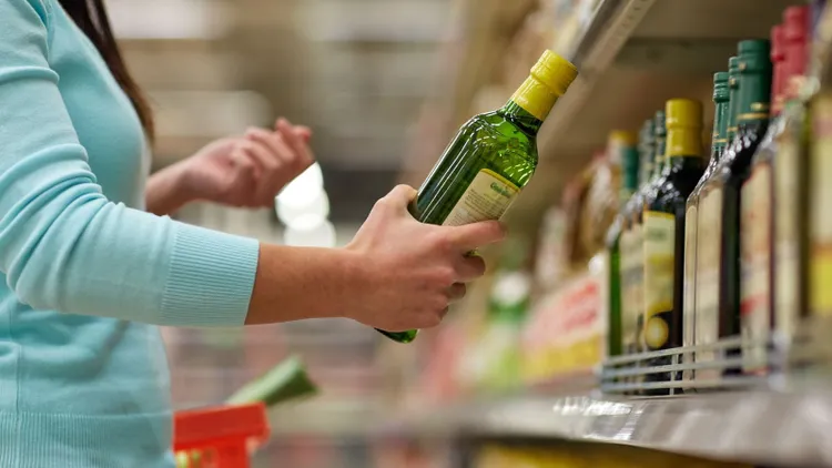 Taką oliwę Polacy kupują w sklepach na potęgę. Nie wiedzą, co faktycznie znajduje się w butelce