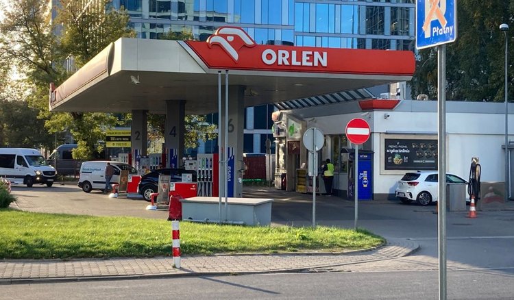 "7 zł za litr jeszcze w listopadzie". Przewidywania eksperta nie pozostawiają złudzeń