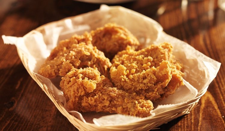 Jak zrobić chrupiącą panierkę rodem z KFC? Najważniejsza jest 1 sztuczka. Efekt powala na łopatki