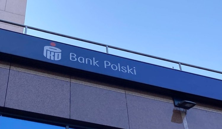 PKO BP wprowadza istotne zmiany. Do końca roku obejmą mnóstwo klientów