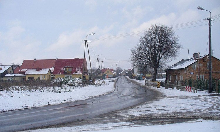 Wypadek na oblodzonej drodze. Można uzyskać odszkodowanie