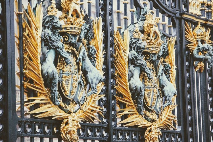 Pałac Buckingham rekrutuje. Ile płaci brytyjska rodzina królewska?