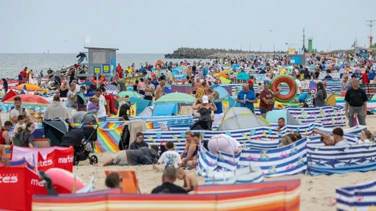 Nawet 500 zł mandatu za postawienie parawanu na plaży. Wielu wczasowiczów w ogóle nie wie o tym przepisie