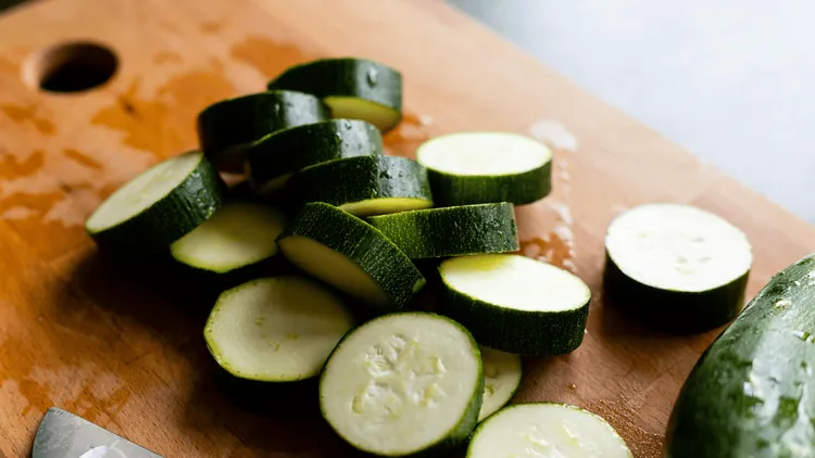Ma tylko 17 kcal i działa jak miotła na jelita. Zjedz na kolację, a rano poczujesz różnicę
