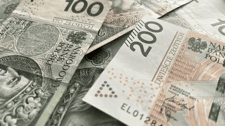1880 zł trafi na konta tysięcy seniorów. 7 września popłyną przelewy, ale nie od ZUS