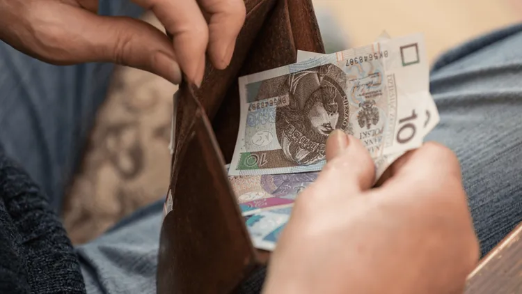 Dodatkowe świadczenie po 55. roku życia. Takie warunki trzeba spełnić