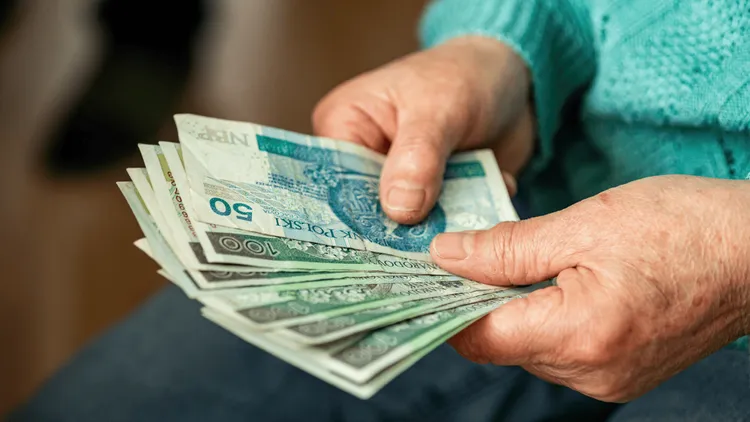Emeryci mogą dostać nawet 3307 zł dofinansowania. Takie warunki muszą spełnić