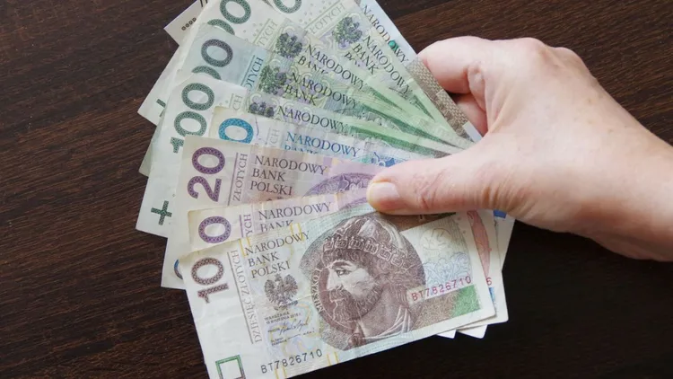 Mnóstwo Polaków nie zgłosiło się po pieniądze. Ministerstwo może zrezygnować z rekompensat