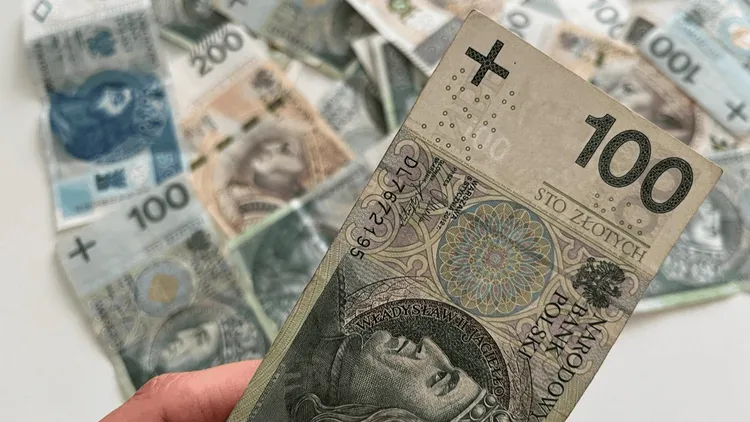 1000 brutto dodatku dla pracowników. Rada Ministrów przyjęła uchwałę