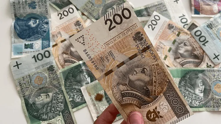 Dodatkowe 215 zł co miesiąc bez względu na zarobki. Trzeba złożyć wniosek
