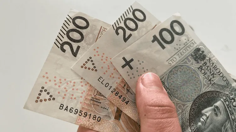 ZUS wypłaci 500 zł miesięcznie emerytom. Seniorzy muszą złożyć wniosek o świadczenie  