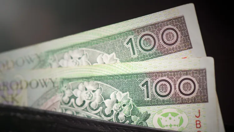 ZUS wypłaca 336,16 zł co miesiąc, bez względu na dochód. Ci emeryci mogą starać się o świadczenie