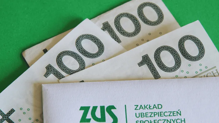 300 zł miesięcznie dodatku do emerytury. Świadczenie podlega dziedziczeniu