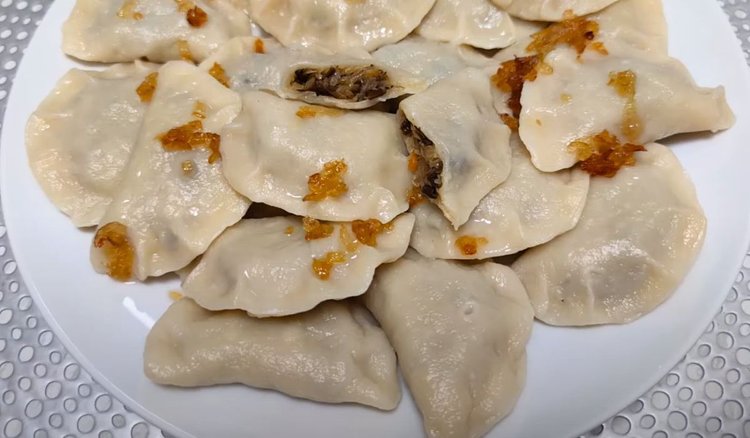 Przepis na te pierogi dostałam od babci. Co roku robię je na święta, znikają ze stołu jako pierwsze
