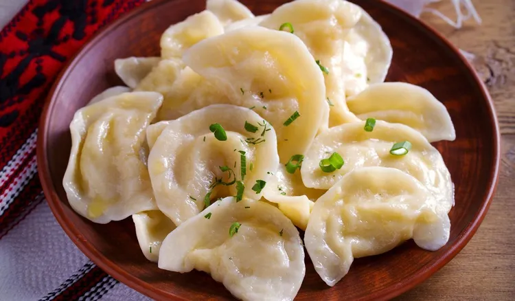 Takie pierogi podaję na obiad w Wielki Piątek. W farszu nie ma ani grama sera, ani ziemniaków
