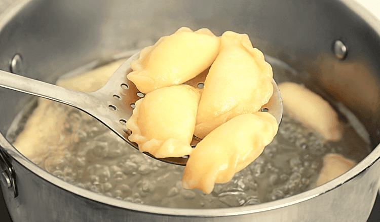 Jak długo gotować pierogi? Z tym farszem 2 minuty i ani chwili dłużej