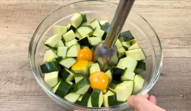Dodaję jajka do cukinii i odpalam blender. O to danie najczęściej prosi mnie rodzina