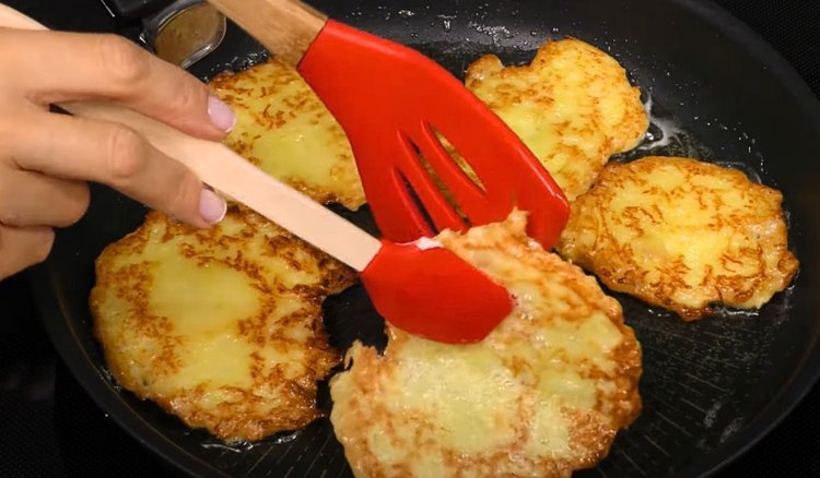 Pani Dorota pokazała wszystkim, jak robi placki ziemniaczane. W głowie się nie mieści, co do nich dodaje