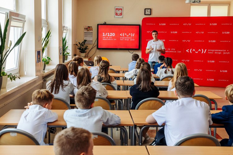 Papież zachęca młodych do programowania. Za przedsięwzięciem „Code with Pope” stoi Polak