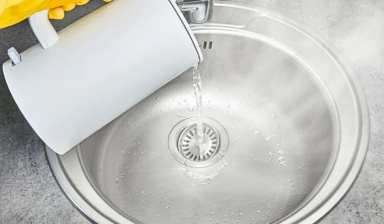 Jak odetkać zlew domowym sposobem? Wystarczą 3 produkty z kuchni