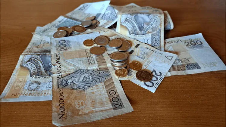 ZUS wypłaci ponad 500 zł miesięcznie. Wielu seniorów nie ma pojęcia o tym świadczeniu
