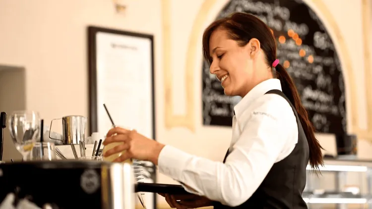 Obiad w restauracji przykrym wspomnieniem? Nie daj się naciąć na popularne oszustwa