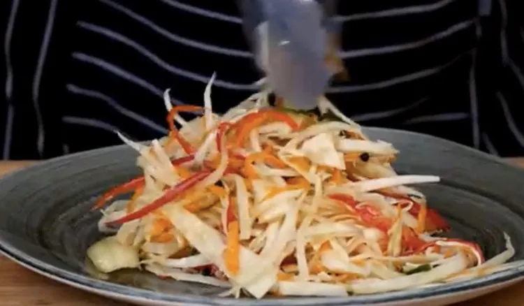 Ta surówka smakuje lepiej niż z restauracji. Robię ją z przepisu słynnego kucharza
