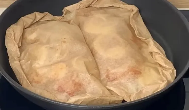 Zawiń filet z kurczaka w papier i wrzuć na patelnię. To obiad na medal 