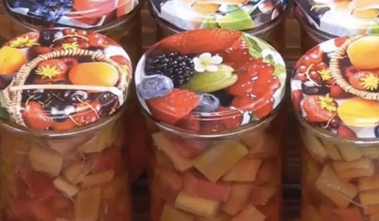 Pakuję rabarbar do słoików i robię kompot na zimę. Rodzina ciągle o niego prosi 