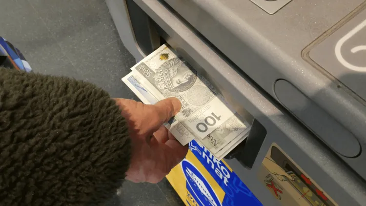 Wpłacasz gotówkę? Od tej kwoty bank musi zgłosić to do skarbówki. Sprawdź limity
