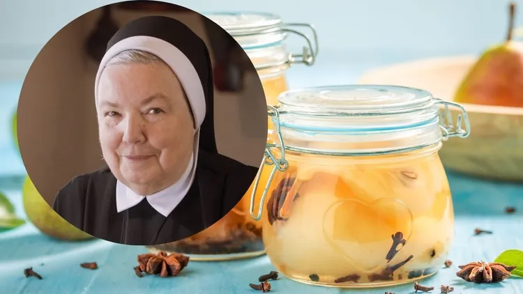 Siostra Anastazja pakuje do słoików i wlewa octową zalewę. Ten przetwór pokochała cała Polska
