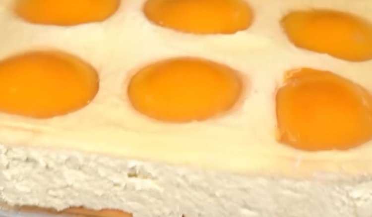 Otwórz puszkę z brzoskwiniami. Ułóż biszkopty i zrób masę, po chwili masz ciasto bez pieczenia