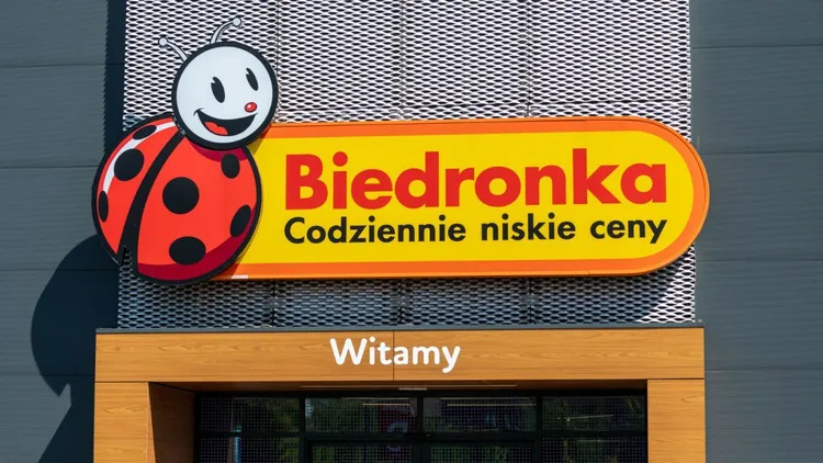 Biedronka wydała pilny komunikat. Zmienia godziny otwarcia sklepów przed majówką