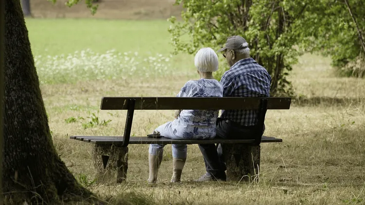 300 zł dodatku do emerytury na rachunki. Nie wszyscy seniorzy z niego skorzystają