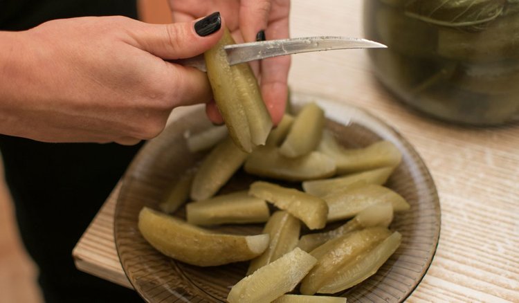 Pokrojone ogórki kiszone zalewam tym sosem. Taką surówkę podpatrzyłam w restauracji