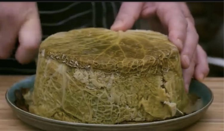 W tym roku na obiad na Wszystkich Świętych podam tort gołąbkowy. Przepis zobaczyłam u znanego kucharza