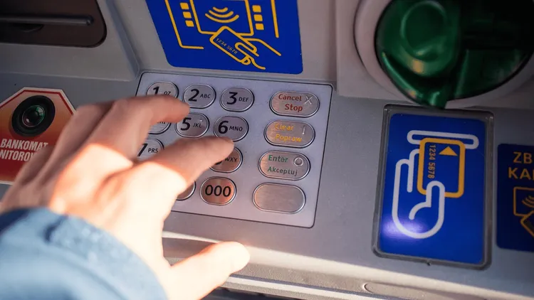 Bank zablokował pieniądze nastolatce, bo "miała ich za dużo". Prawnik odpowiada
