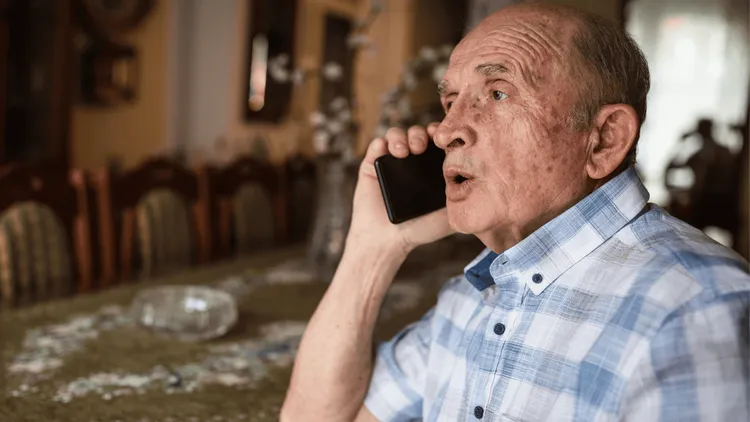 Słyszysz taki sygnał w słuchawce telefonu? Rozłącz się natychmiast. Oszuści znaleźli nową metodę na seniorów