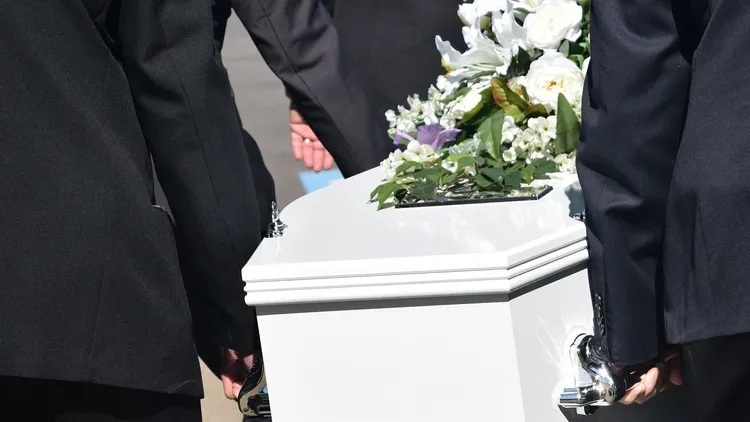 Oszustwo “na zmarłego”. Tak przestępcy żerują na rodzinach w żałobie