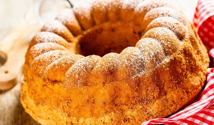 Babka z owocami sezonowymi. Jesienią ten przepis jest hitem