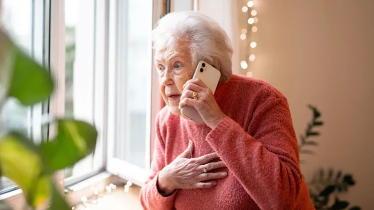 Okradli 105-letnią kobietę. Seniorka straciła oszczędności życia, wyrzuciła pieniądze przez okno