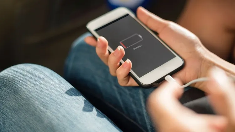 Tyle rzeczywiście kosztuje ładowanie telefonu. Polacy mogą się zdziwić, ile za to płacą