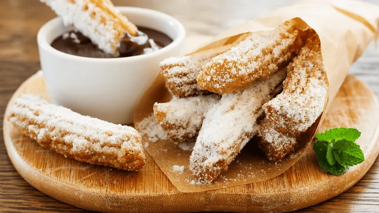 Churros z czekoladą – słodka przekąska idealna na Sylwestra